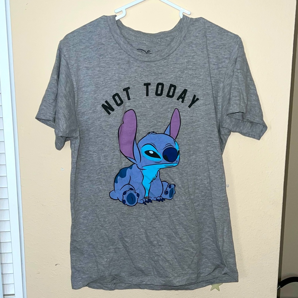 size M gray stitch t-shirt